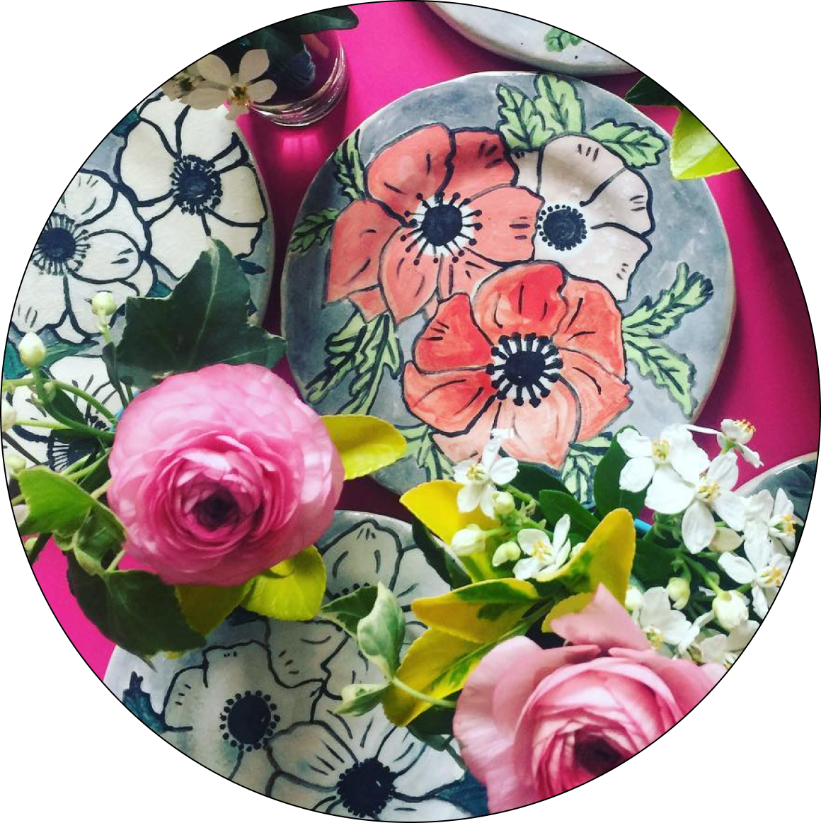 Assiettes et roses sur une nape rose bonbon